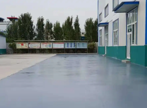 万宁彩色路面喷涂翻新的材料对冬季